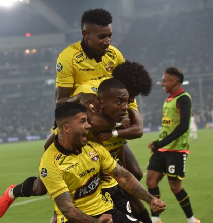 Jhonny Quiñónez celebra el gol que abrió la victoria amarilla en la capital.