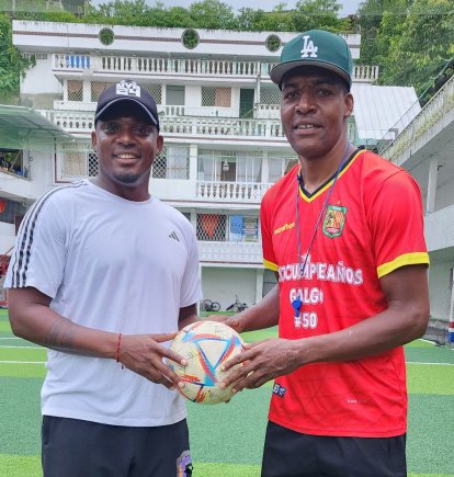 El fútbol unió a Valencia y Wila en Quinindé para formar nuevos talentos en la academia Real Sociedad.