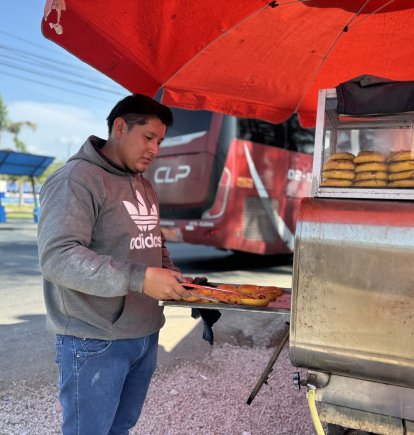 John está encargado del horno, que debe estar encendido todo el día durante los feriados por la demanda.