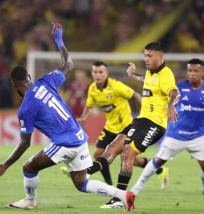 Partido entre Barcelona SC y Cruzeiro en el estadio Monumental.