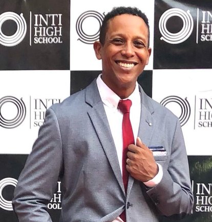 El actor tiene 47 años y divide su tiempo entre el culto y la coordinación en un plantel educativo.