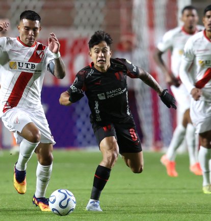 Héctor Cuellar (i) de Always disputa el balón con Jesús Pretell de Liga de Quito.