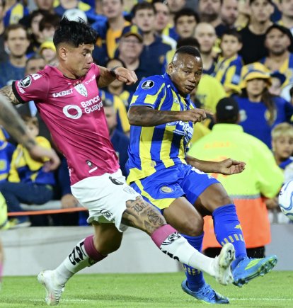 Jáminton Campaz (d) de Rosario disputa un balón con Jordy Alcívar de Independiente del Valle.