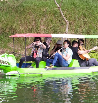 Turistas disfrutan de paseos en bote en el complejo La Moya.