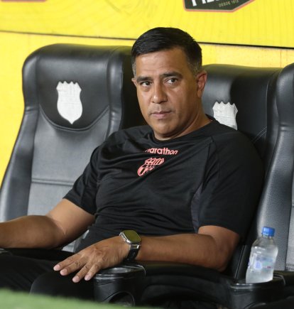 César Farías, DT de Barcelona, en el partido contra Leones.