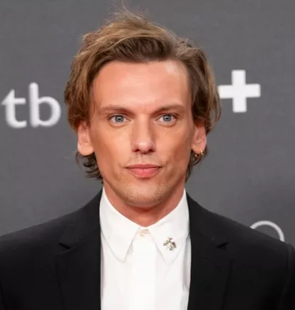 El actor ha alcanzado la cima de la notoriedad global recientemente por su papel como el temible Vecna en la serie Stranger Things