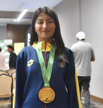 La marchista ecuatoriana Paula Torres con la medalla de oro que ganó en la maratón del Mundial por Equipos en Brasil.