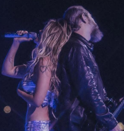 Karol G cantando 'Después de ti' junto a Greg González en el escenario de Coachella.