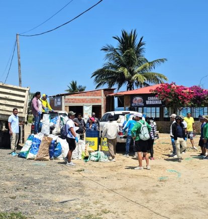 En minga se limpió la playa en los balnearios de San Pablo y Chulluype en la provincia de Santa Elena