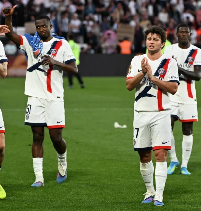 Willian Pacho (c) fue parte de la goleada de PSG a Angers en Francia.