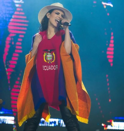 El poncho fue regalo de Jonathan Parra, bajo pedido a los artesanos del mercado de Guayaquil.