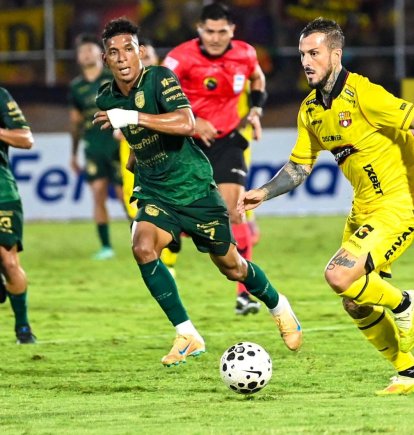 Jugadores de Barcelona SC y Orense disputan un intenso encuentro por la fecha 11 de la LigaPro en Machala.