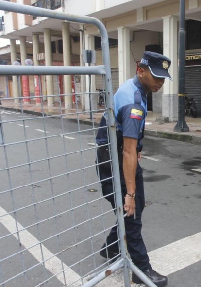 El Municipio de Guayaquil autorizó el ingreso controlado a residentes y comerciantes de los alrededores del edificio, mientras la zona continúa acordonada por seguridad.