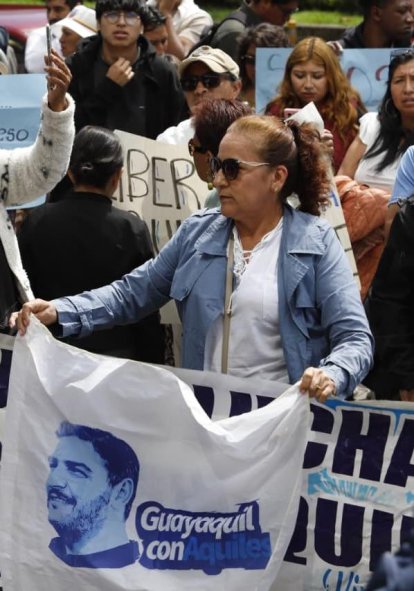 Simpatizantes de Aquiles Álvarez en Quito, mientras avanzaba audiencia en el Complejo Judicial Norte.