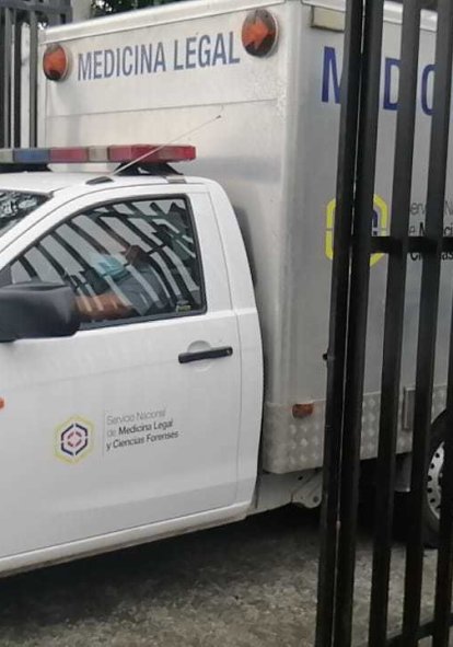 El cuerpo de la víctima fue retirado del lugar en una unidad móvil de Medicina Legal.