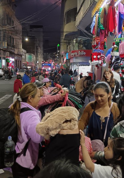 La aglomeración facilita el accionar de carteristas y arranchadores, advierten comerciantes y Policía.