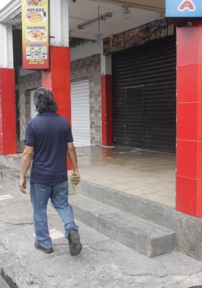 En esta zona se produjo el ataque. En pilares de locales quedaron orificios de balas.