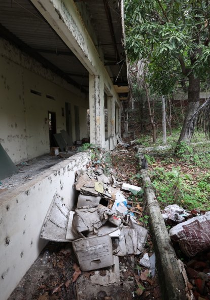 ÁREAS DESTRUIDAS. Solo quedan escombros. En estas áreas, que alguna vez fueron ocupadas por pacientes, se llevaron todo y hoy no queda nada.