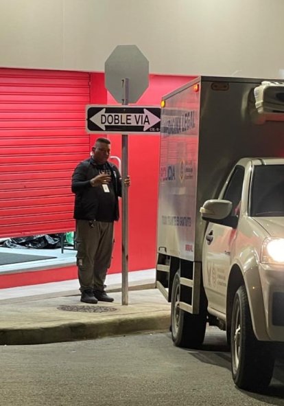 Christian Narváez Flores quedó junto a la puerta del negocio, en el interior del local.