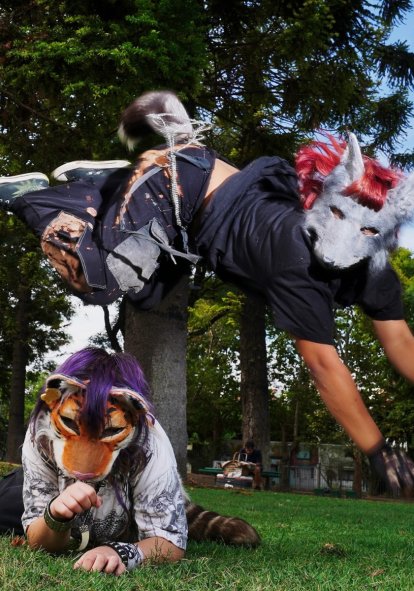 Identificarse con un animal (ya sea doméstico o salvaje), ponerse una máscara, salir con ella al parque e imitarlo: ellos son los ‘therians’.