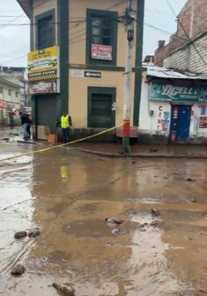 El.agua ingreso hasta el centro de la ciudad de Alausí.