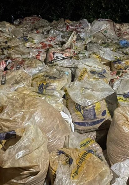 Material aurífero, explosivos, generadores eléctricos y una planta de procesamiento fueron incautados durante los allanamientos ejecutados por la Policía Nacional del Ecuador en el cantón Celica.