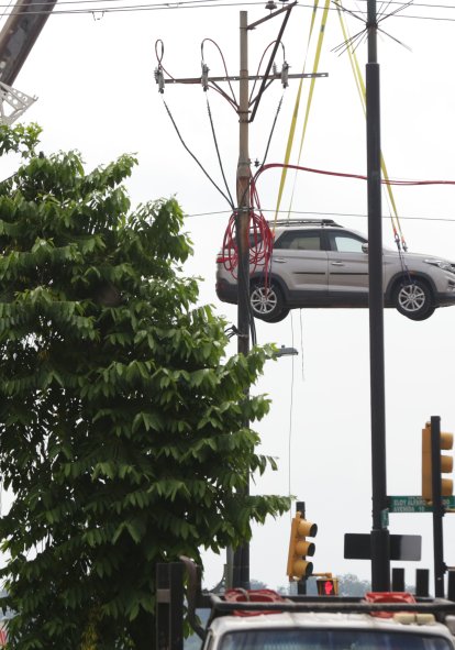 Los vehículos fueron retirados con grúas especiales.