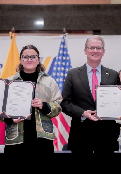 John Reimberg, ministro del Interior; María José Pinto, vicepresidenta de la República; y representantes del Gobierno de Estados Unidos, durante la firma del convenio de cooperación entre Ecuador y el FBI.