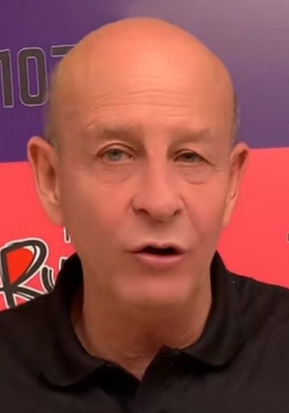 Simón Cañarte fue un periodista deportivo recordado por su estilo cercano y su pasión por el fútbol y la salsa.