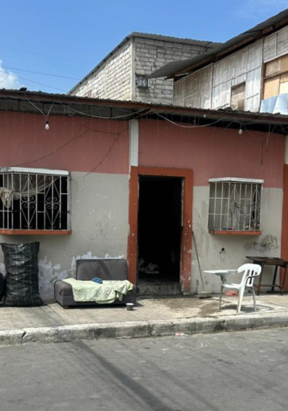 A esta vivienda del sur de Guayaquil ingresaron pistoleros para acabar con su víctima.