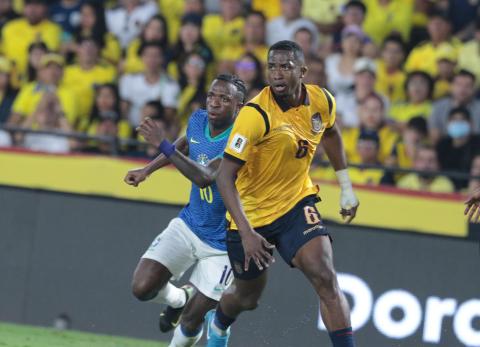 William Pacho mostró seguridad y jerarquí en la zaga tricolor.