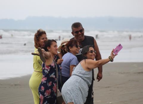 Familia compartiendo en las playas de Esmeraldas durante el feriado de Carnaval.