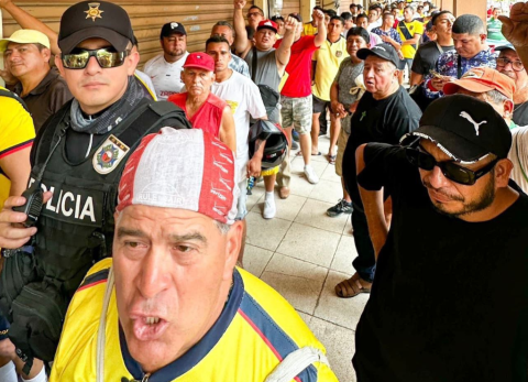 Hinchas manabitas hacen largas filas para llenar el Estadio Reales Tamarindos.