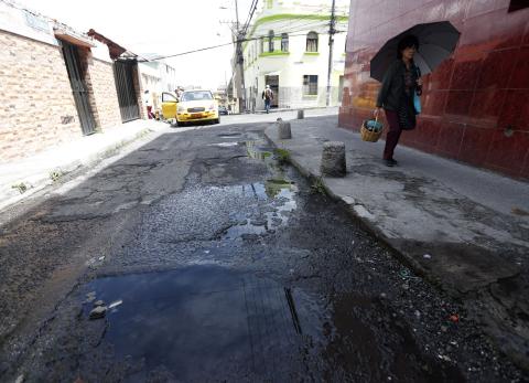 En la calle Villonaco, los vecinos sortean el charco de agua que se forma por la fuga.