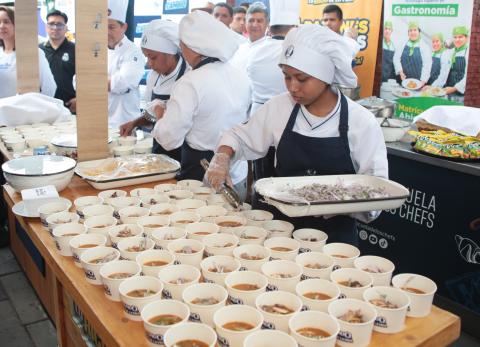 Ecuador busca el Récord Guinness con el encebollado más grande