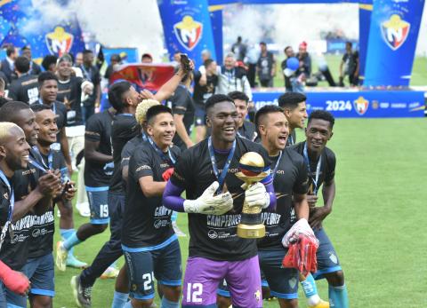 El Nacional levantó la Copa Ecuador tras vencer a Independiente del Valle.