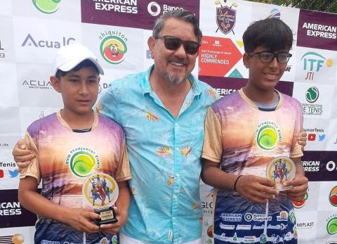 Roberto Erazo (campeón), Jonhny Saldivias (director) y Dylas Assan (vicecampeón) en la premiación de 14 años.