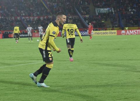 Joaquín Valiente celebra ante El Nacional.