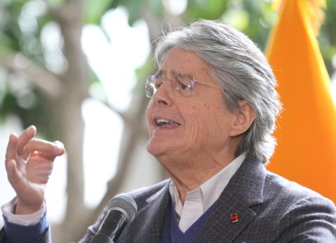 Guillermo Lasso lanza programa de becas