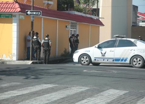 Policías acudieron al sitio para indagar el caso.