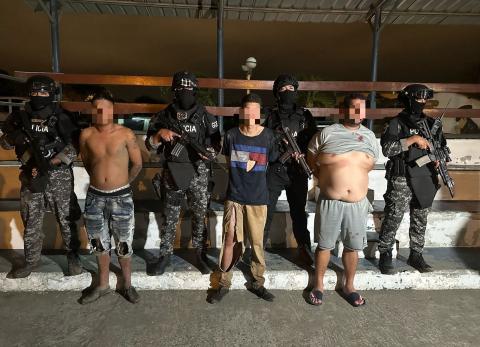 Estos son tres de los cuatro detenidos tras el operativo. El faltante fue herido de bala tras el uso legítimo de la fuerza de los uniformados.