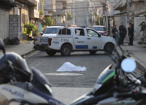 El cuerpo de la víctima fue cubierto con una sábada blanca hasta que llegó Criminalística.