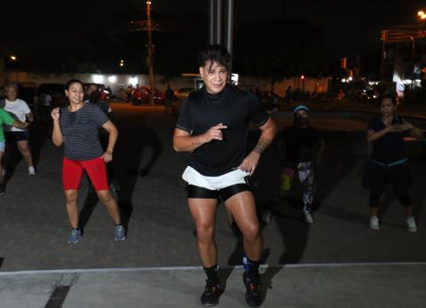MUJERES ENTRENAN BAILOTERAPIA