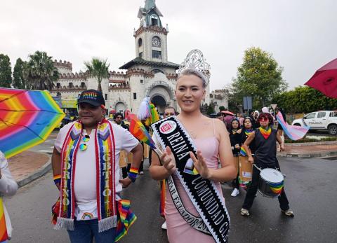 Participantes del Desfile del Orgullo LGBTI en Loja, con vestuarios coloridos, recorrieron el centro de la ciudad bajo la lluvia para exigir respeto e inclusión.