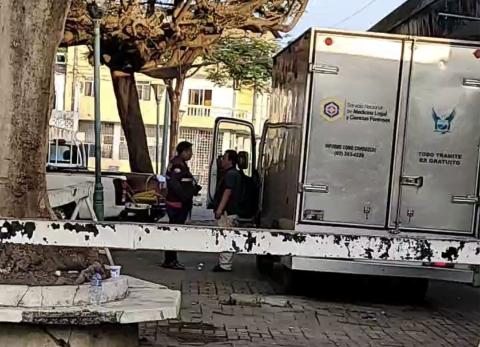 La policía encontró el cuerpo en el río y lo llevó a la morgue de Babahoyo.
