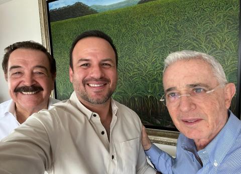 El exasambleísta Jorge Acaiturri (centro) respalda el mensaje que brindó Nebot (izquierda) a los guayaquileños.