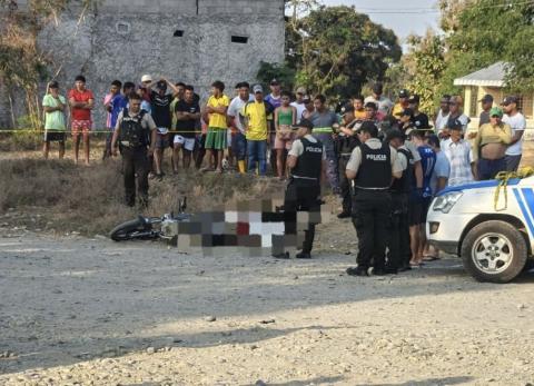 Al hombre le dispararon en circulación y su cuerpo cayó de la motocicleta.