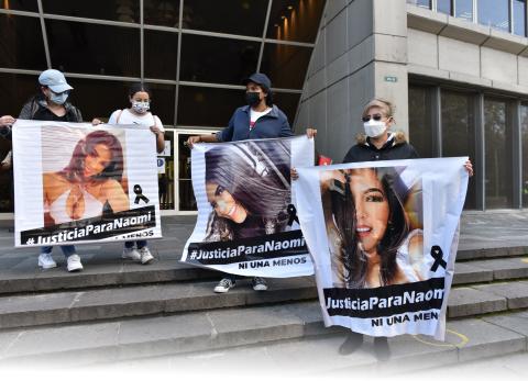 Sara Sabando lucha por justicia tras el femicidio de su hija Naomi Arcentales en Manta, a manos de un exfiscal manabita.