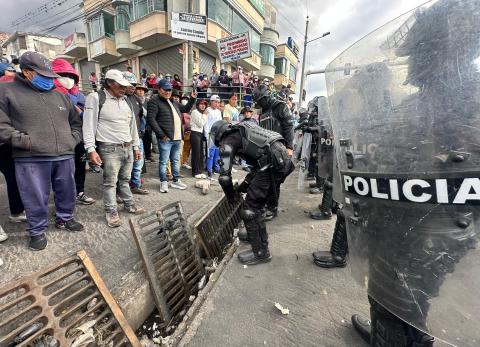 Horas después del anuncio gubernamental y de la CONAIE del levantamiento del paro, policías quitaron las barricadas formadas por los manifestantes.