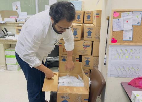 Édgar Lama, presidente del Consejo Directivo del IESS, examina insumos médicos durante un recorrido en hospitales del IESS.